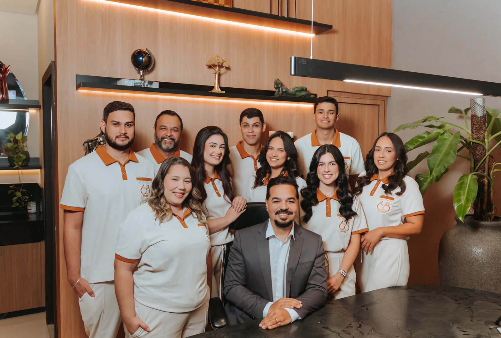 Equipe completa do Escritório 68 reunida no escritório